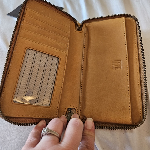 ☆ Frye Leather Zip Wristlet ☆ - Picture 3 of 5